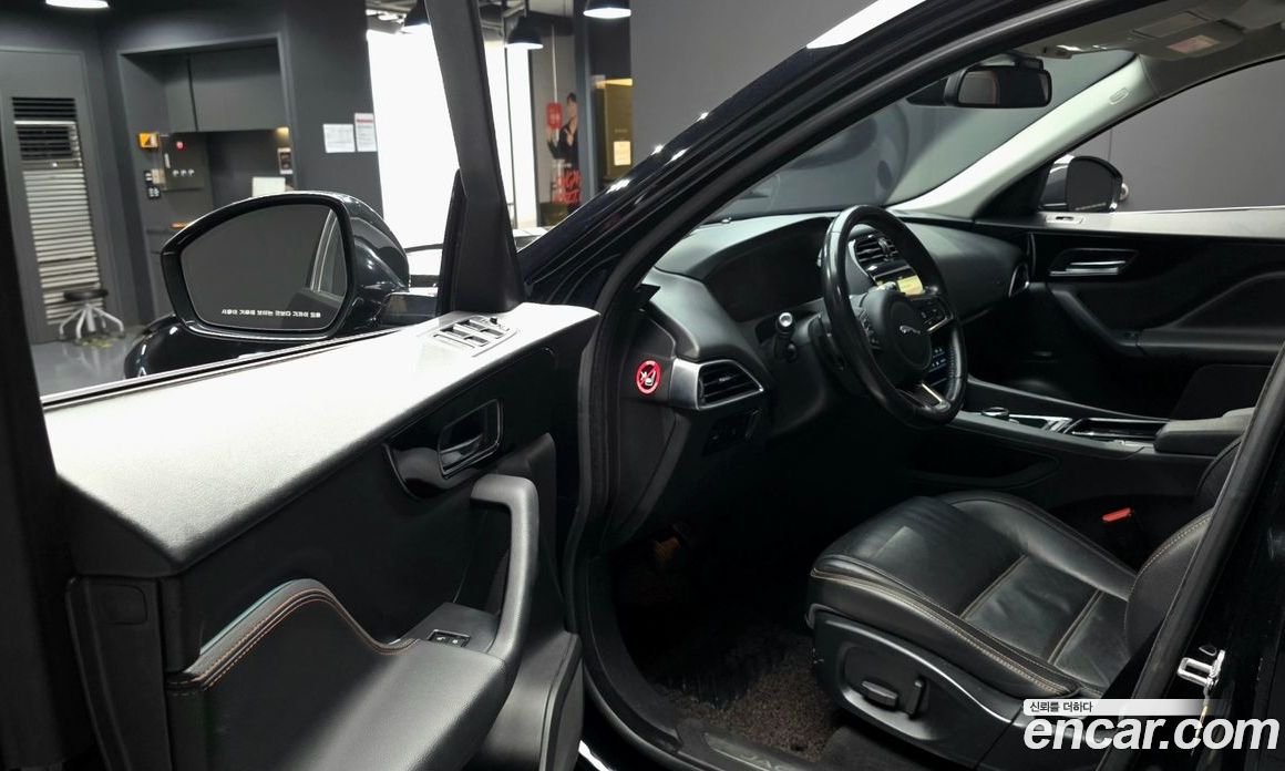 Jaguar F-PACE фото 10