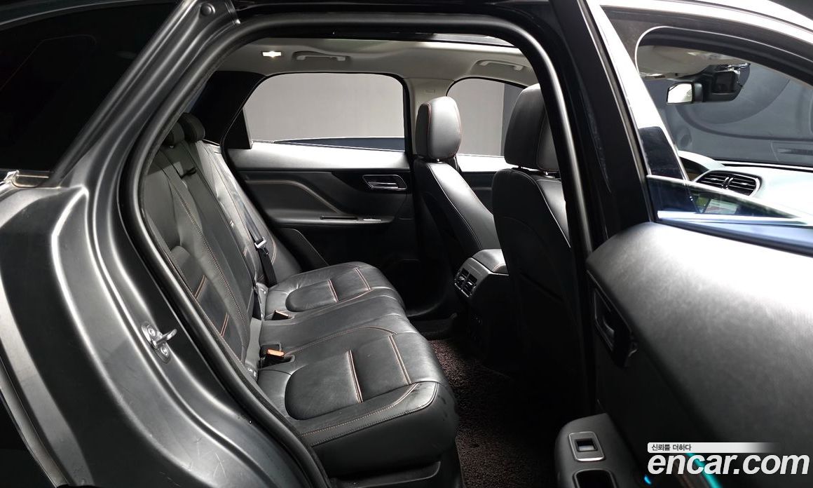 Jaguar F-PACE фото 12