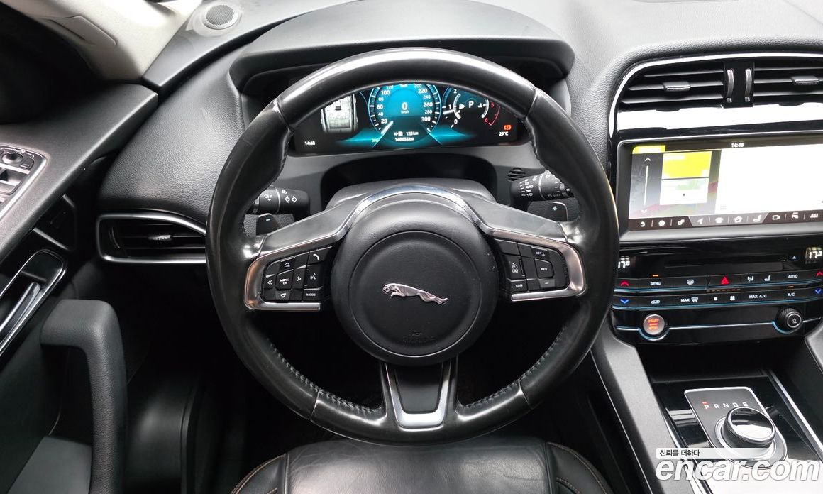 Jaguar F-PACE фото 13
