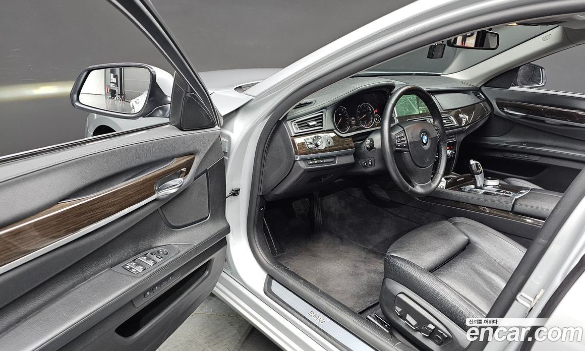 BMW 7-Series (F01) фото 12