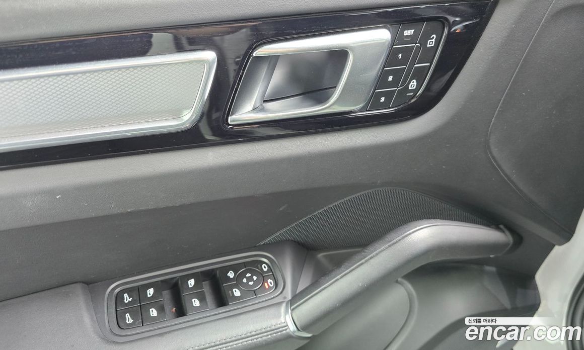 Porsche Cayenne 3rd Gen фото 17