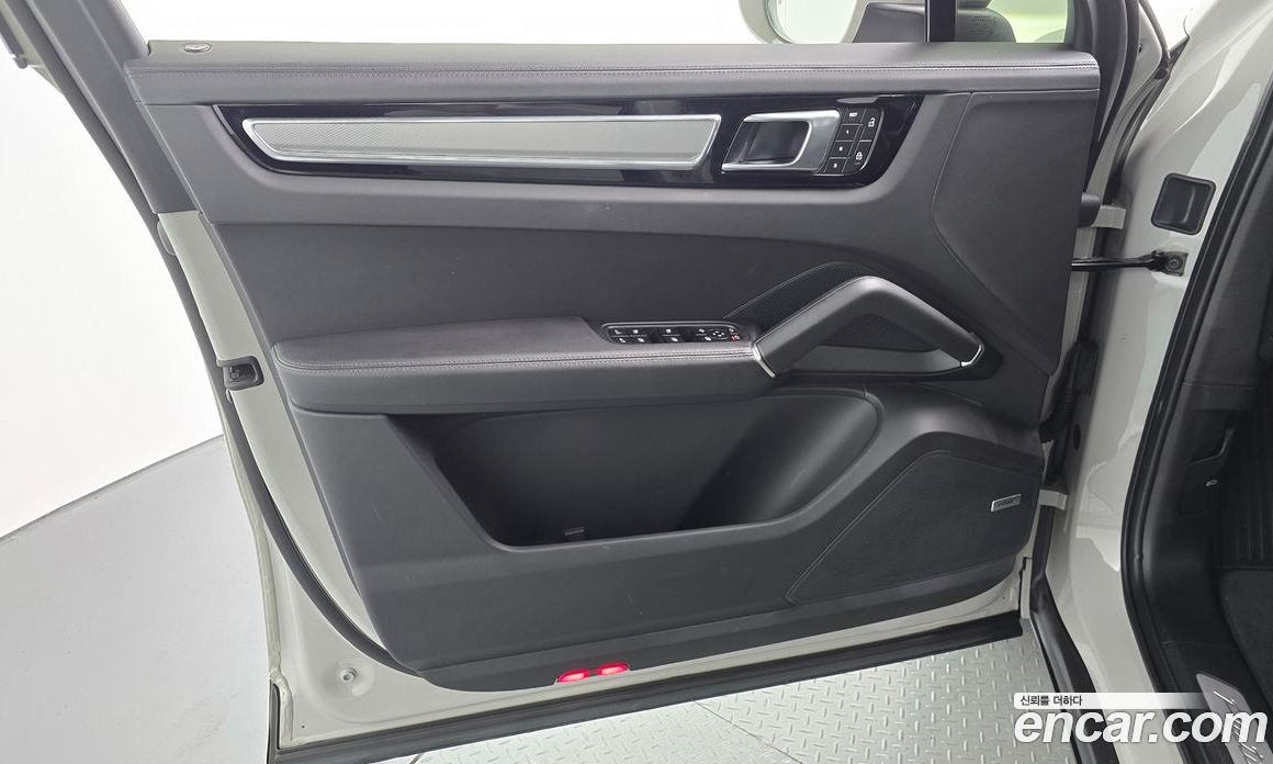 Porsche Cayenne 3rd Gen фото 24