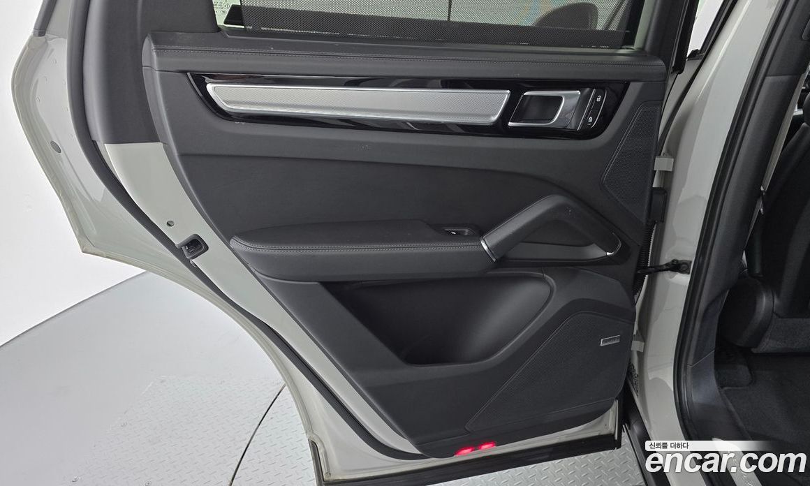 Porsche Cayenne 3rd Gen фото 25