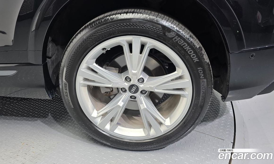 Audi Q8 (4M) фото 21