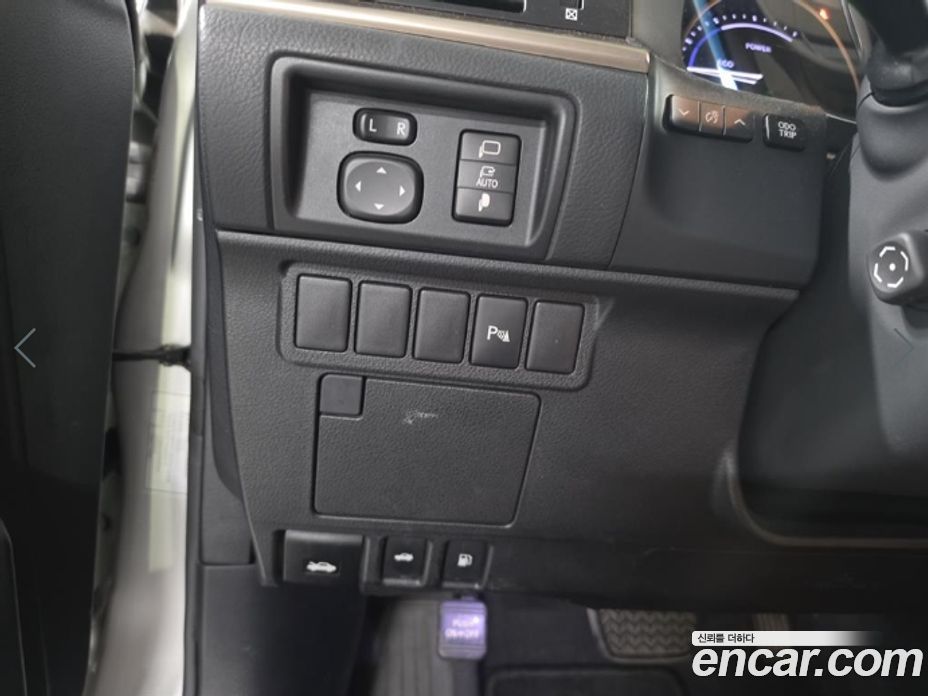 Lexus ES300h фото 11
