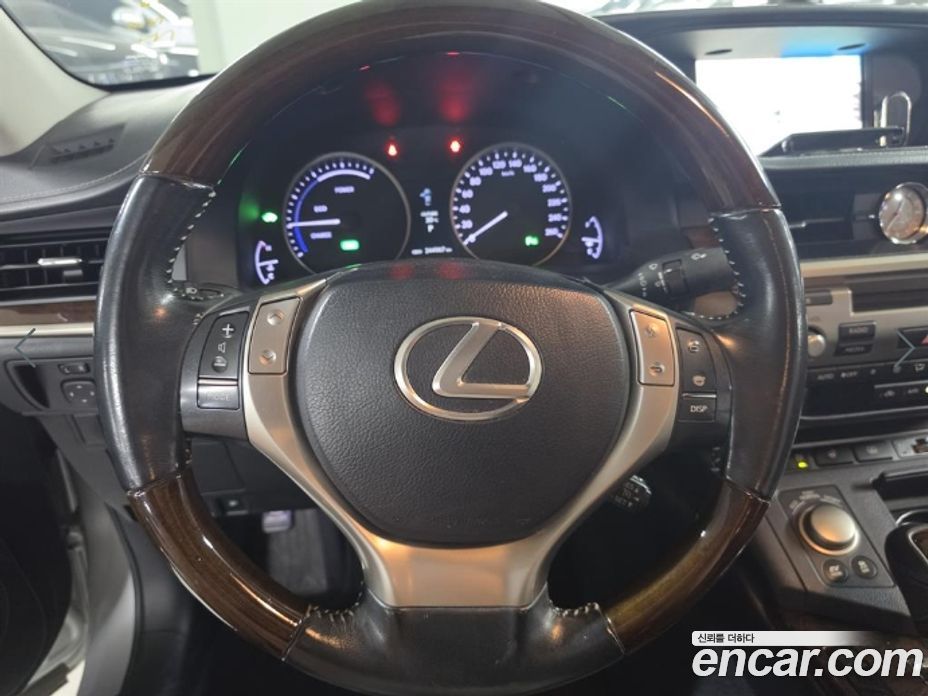 Lexus ES300h фото 12