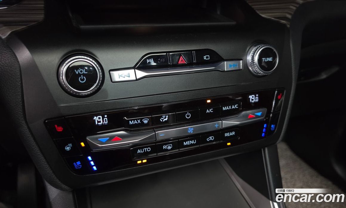 Ford Explorer 6th Gen фото 18