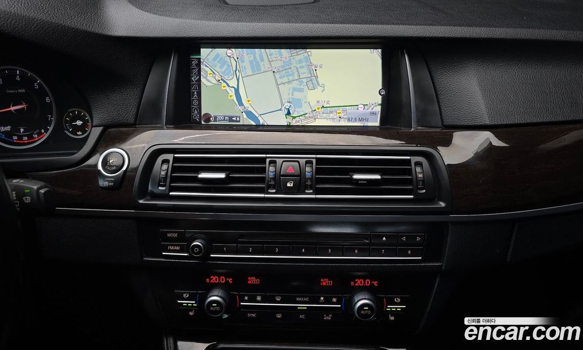 BMW 5-Series (F10) фото 14