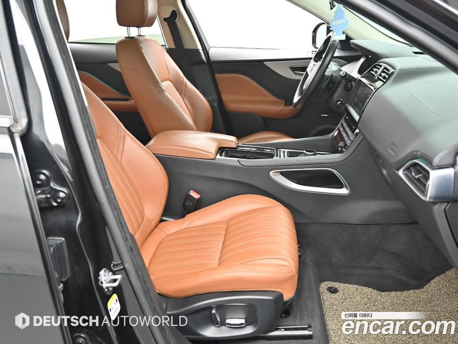 Jaguar F-PACE фото 10