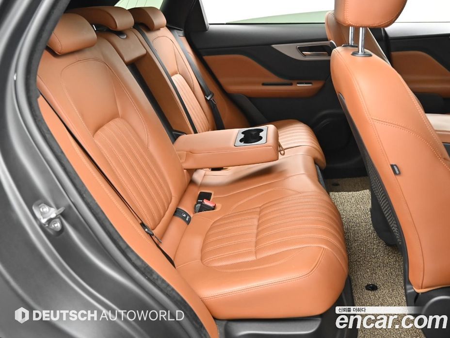 Jaguar F-PACE фото 12