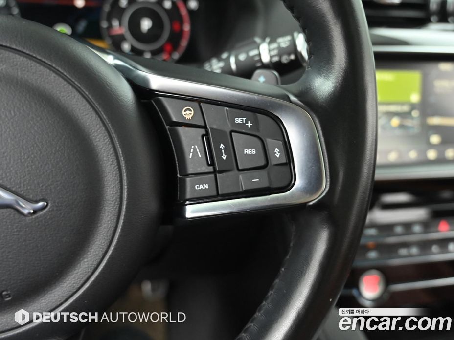 Jaguar F-PACE фото 17