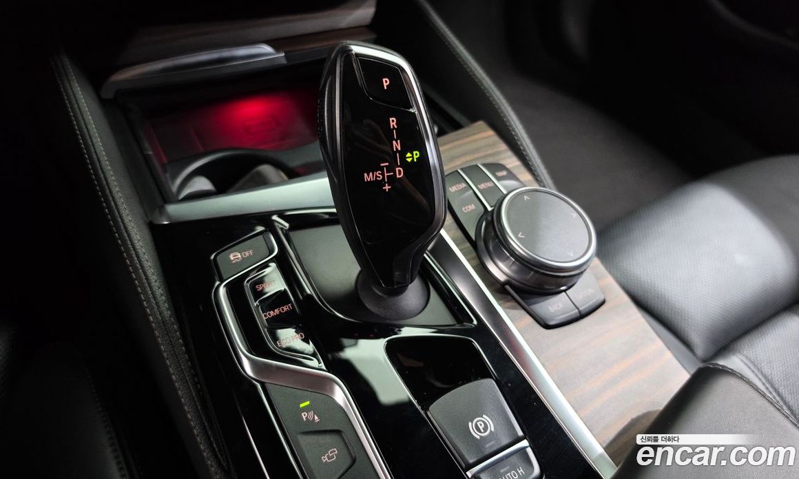 BMW 5-Series (G30) фото 9