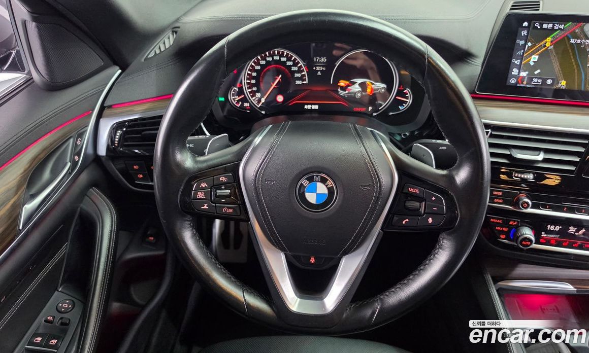 BMW 5-Series (G30) фото 13