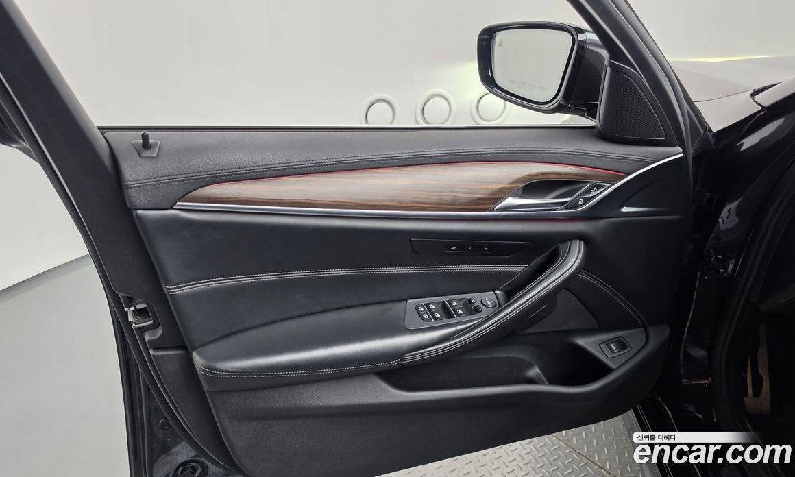 BMW 5-Series (G30) фото 24