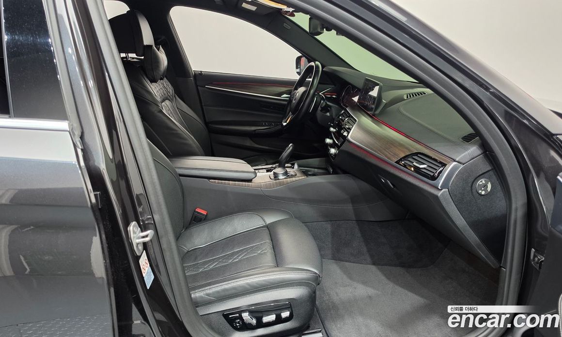 BMW 5-Series (G30) фото 26
