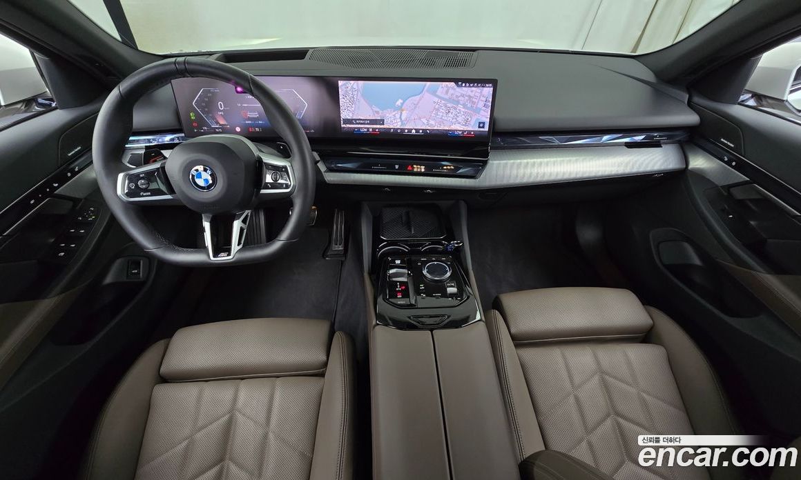 BMW 5-Series (G60) фото 7