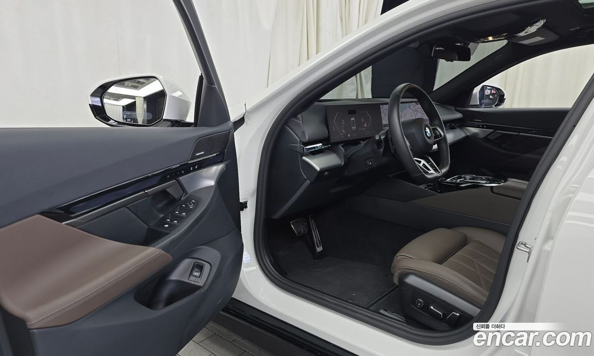 BMW 5-Series (G60) фото 10