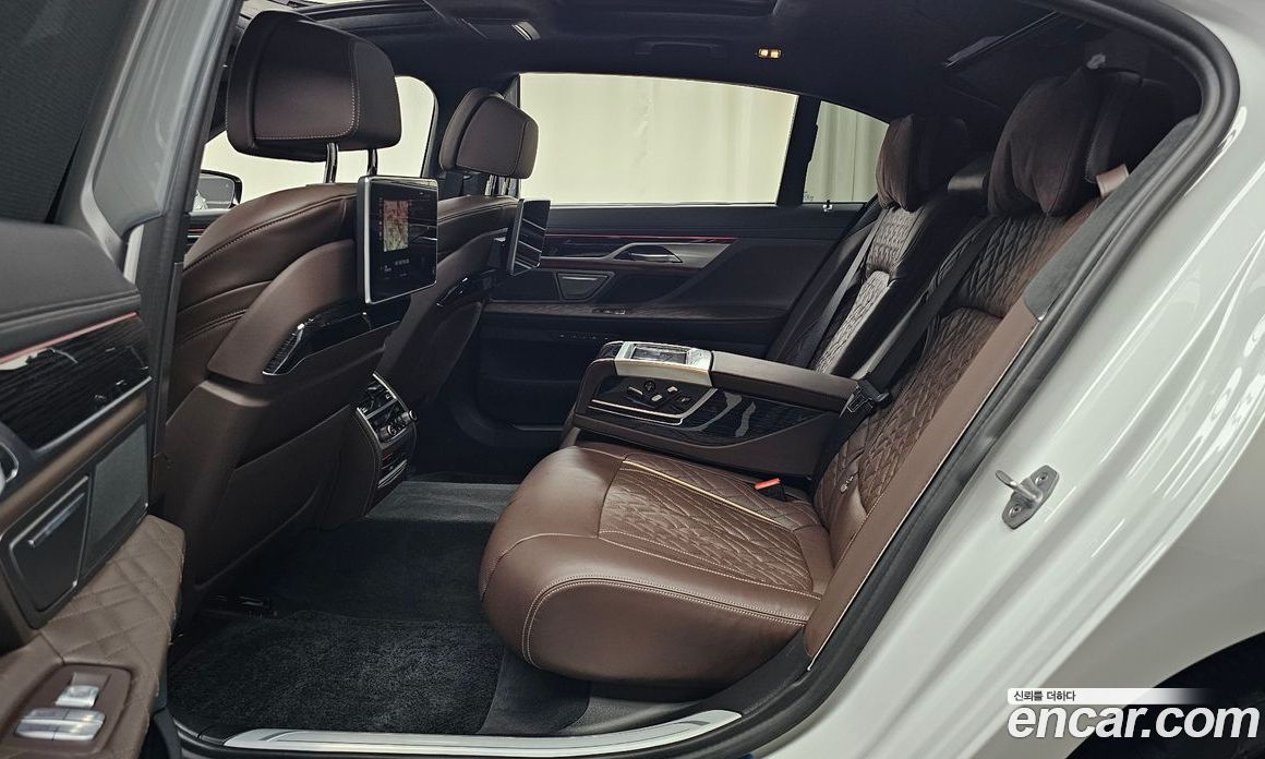 BMW 7-Series (G11) фото 11