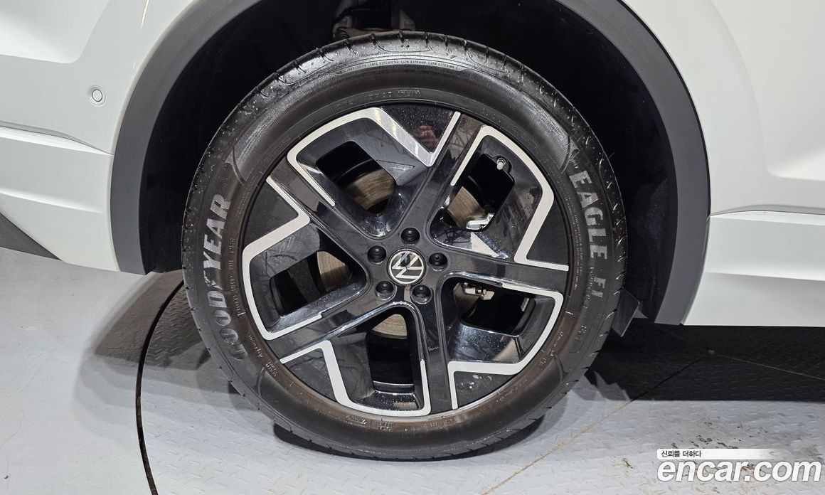 Volkswagen Touareg 3rd Gen фото 5