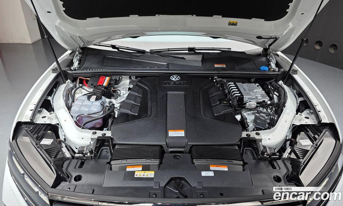 Volkswagen Touareg 3rd Gen фото 6