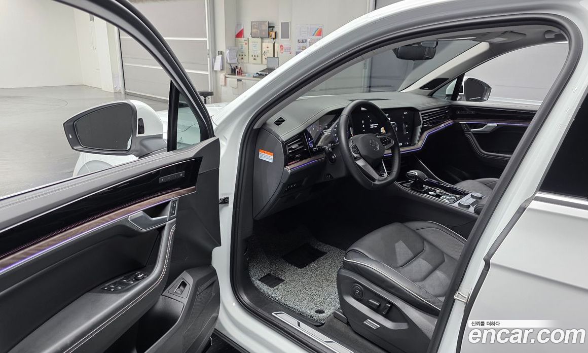 Volkswagen Touareg 3rd Gen фото 10