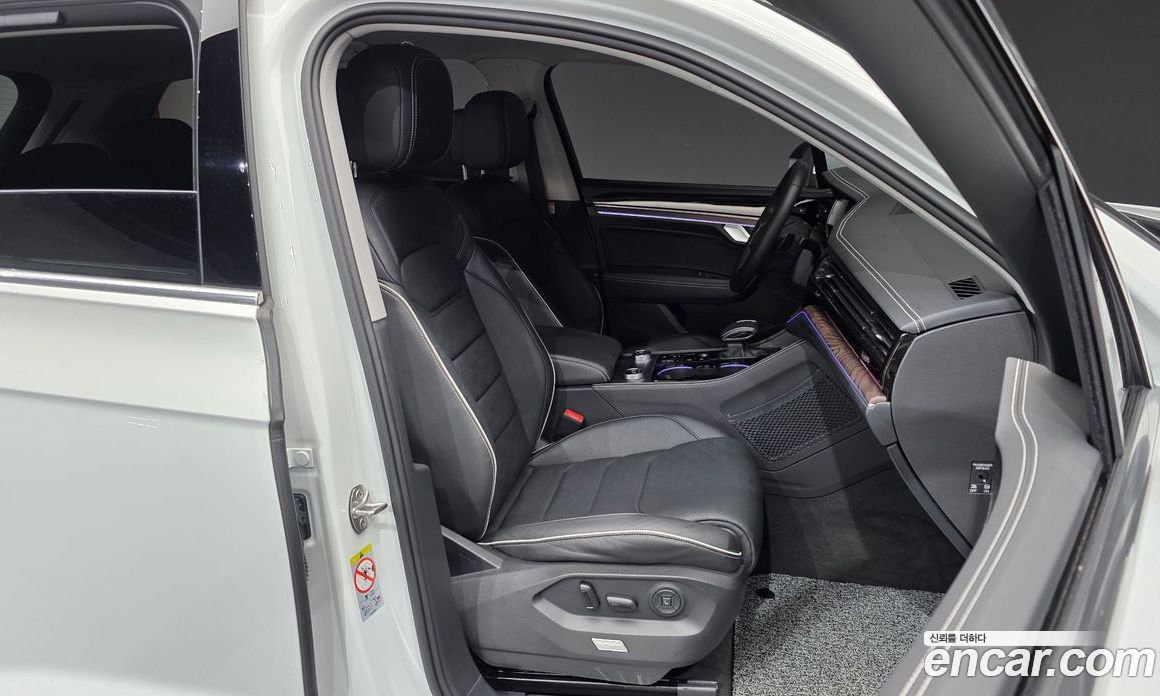 Volkswagen Touareg 3rd Gen фото 12