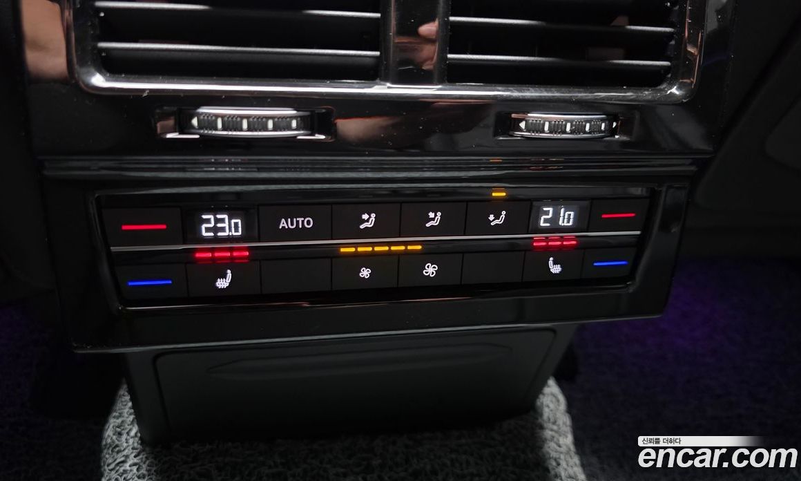 Volkswagen Touareg 3rd Gen фото 20