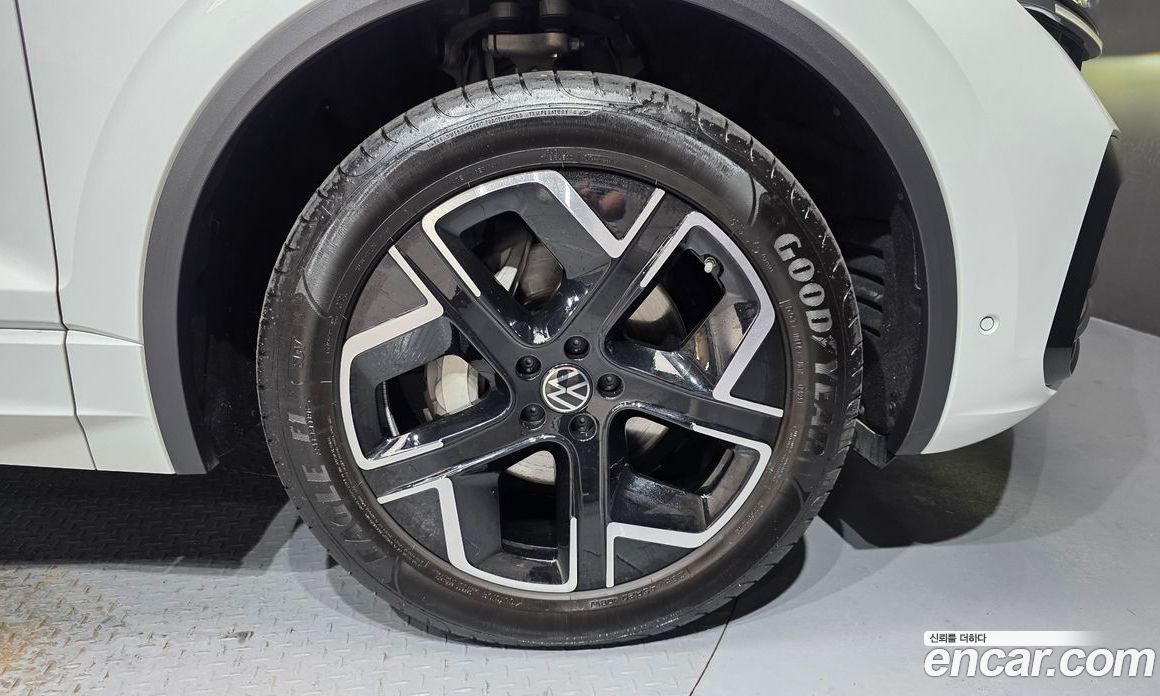 Volkswagen Touareg 3rd Gen фото 21