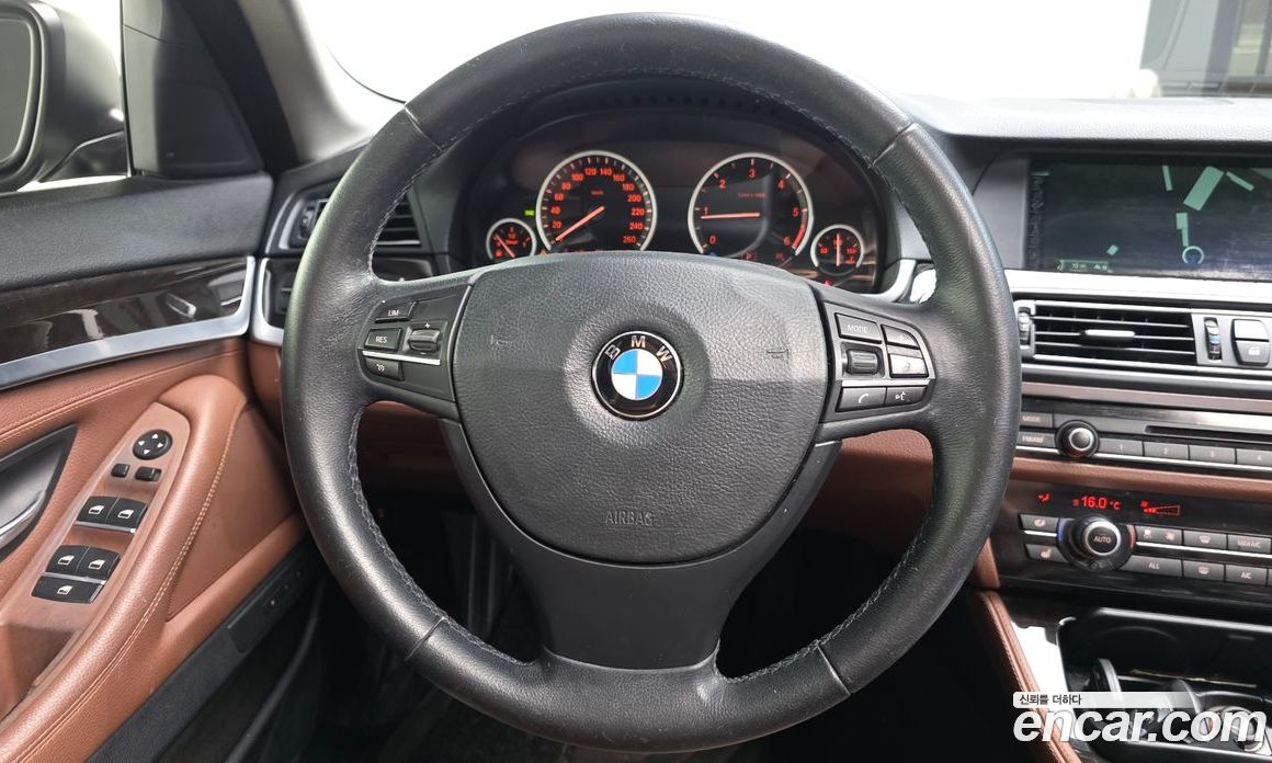 BMW 5-Series (F10) фото 13
