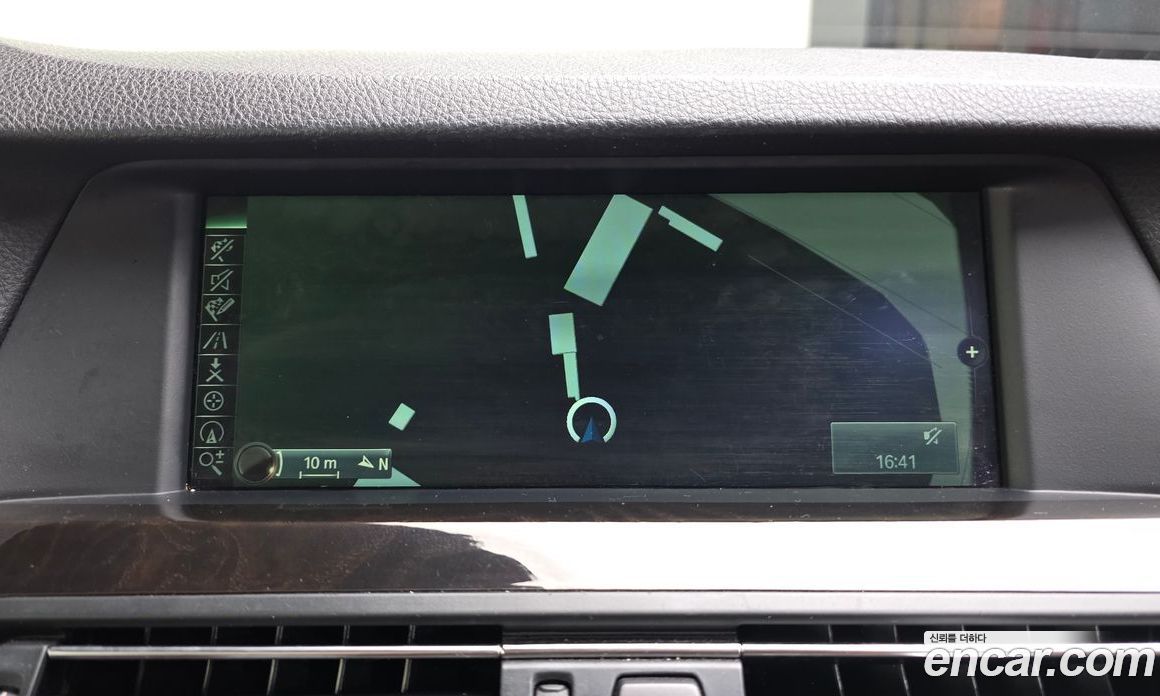 BMW 5-Series (F10) фото 14