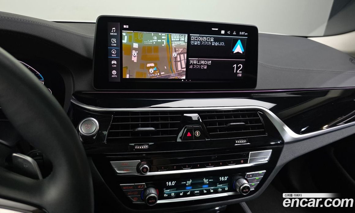 BMW 5-Series (G30) фото 14