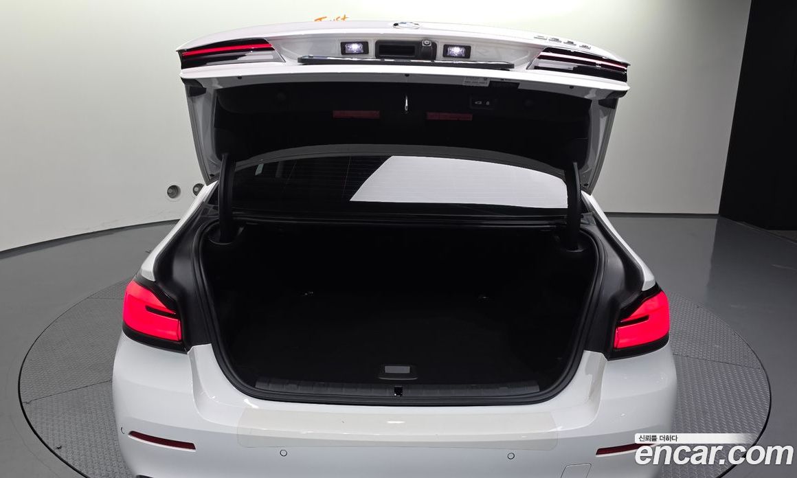 BMW 5-Series (G30) фото 20