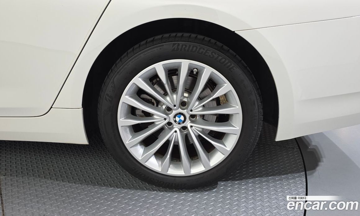 BMW 5-Series (G30) фото 21