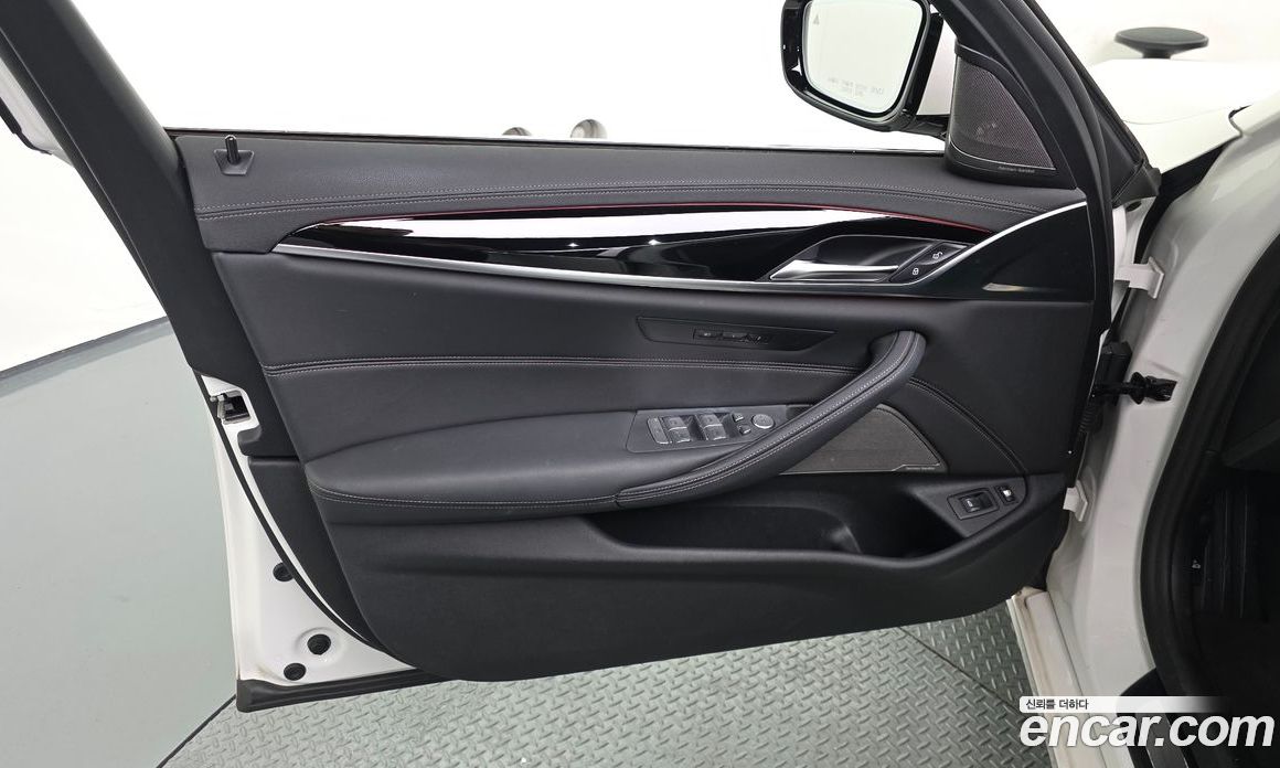 BMW 5-Series (G30) фото 24