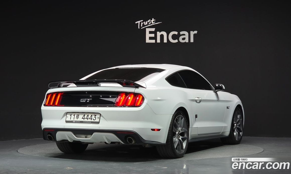 Ford Mustang фото 2