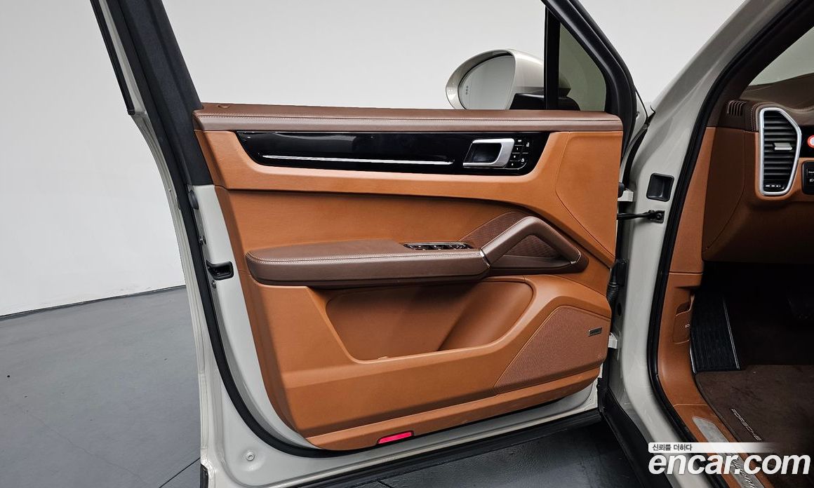 Porsche Cayenne 3rd Gen фото 24