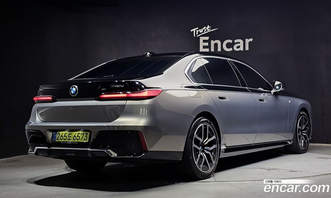 BMW 7-Series (G70) фото 2