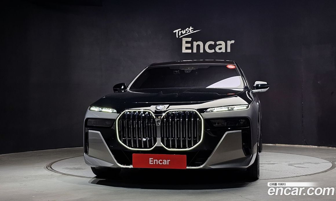 BMW 7-Series (G70) фото 3