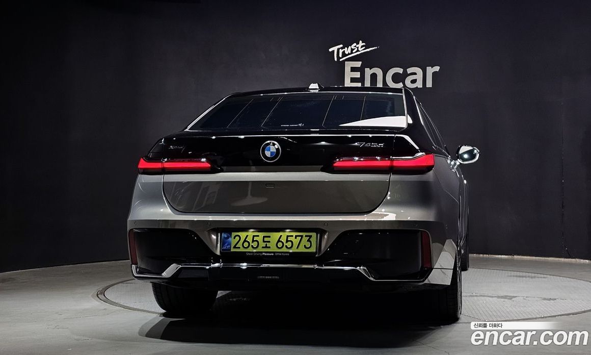 BMW 7-Series (G70) фото 4