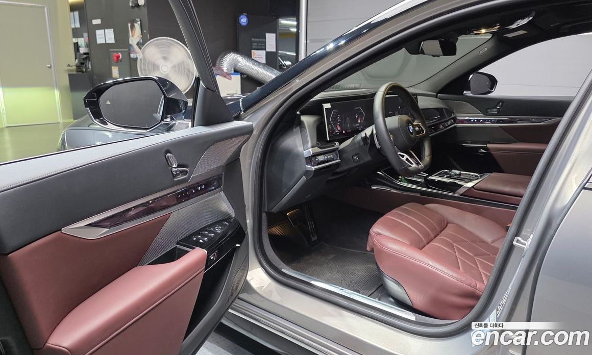 BMW 7-Series (G70) фото 10