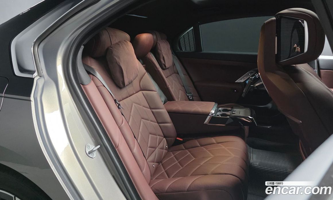 BMW 7-Series (G70) фото 11