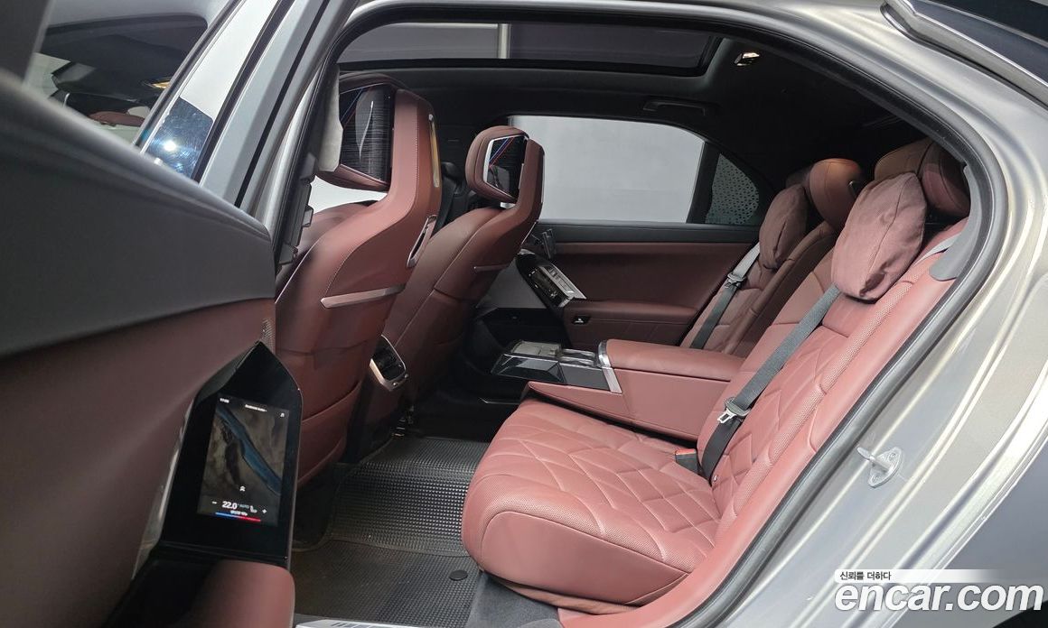 BMW 7-Series (G70) фото 12