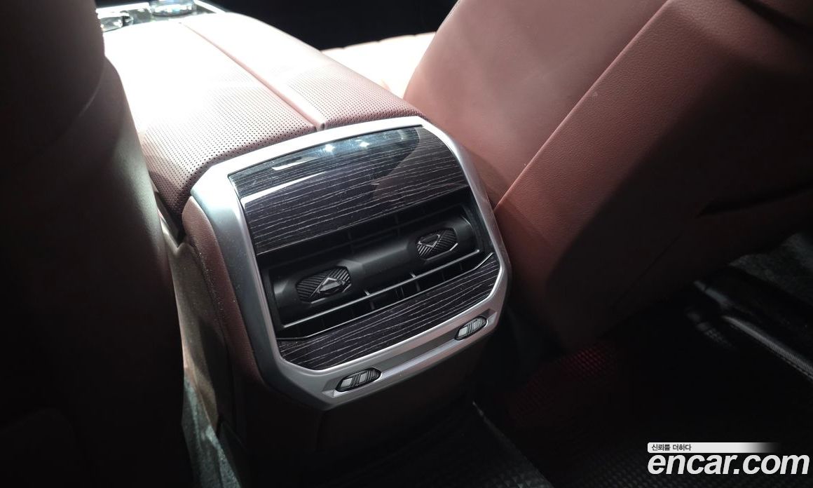 BMW 7-Series (G70) фото 19