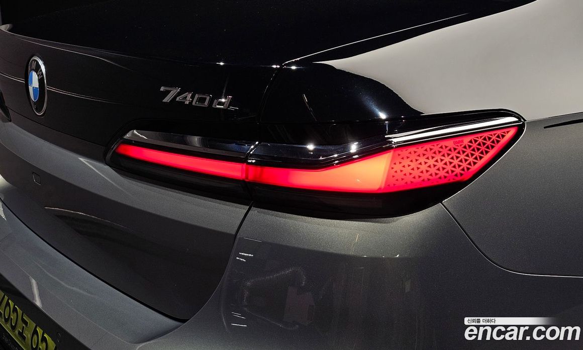 BMW 7-Series (G70) фото 23