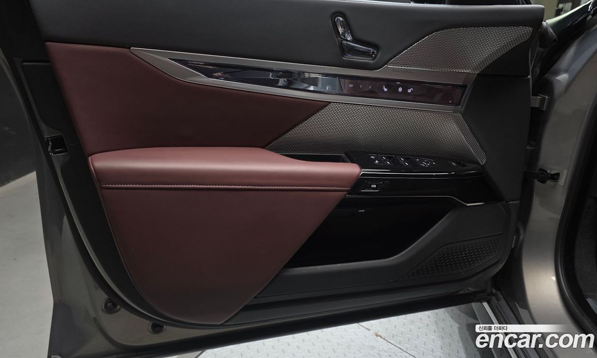 BMW 7-Series (G70) фото 24