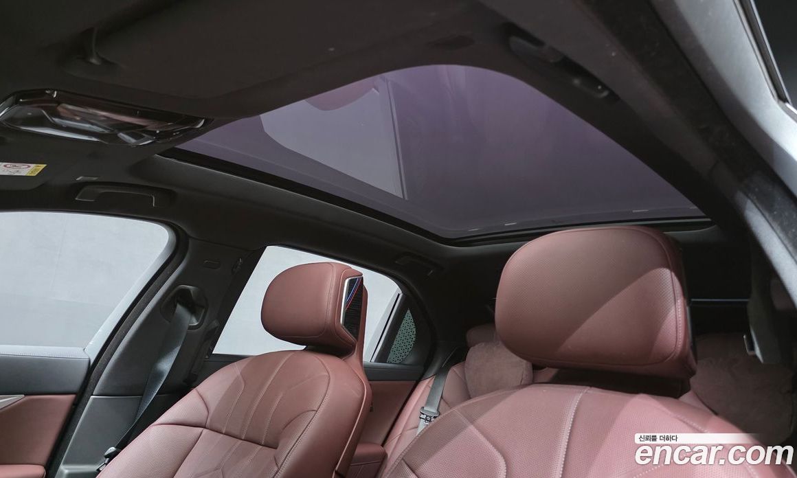 BMW 7-Series (G70) фото 29