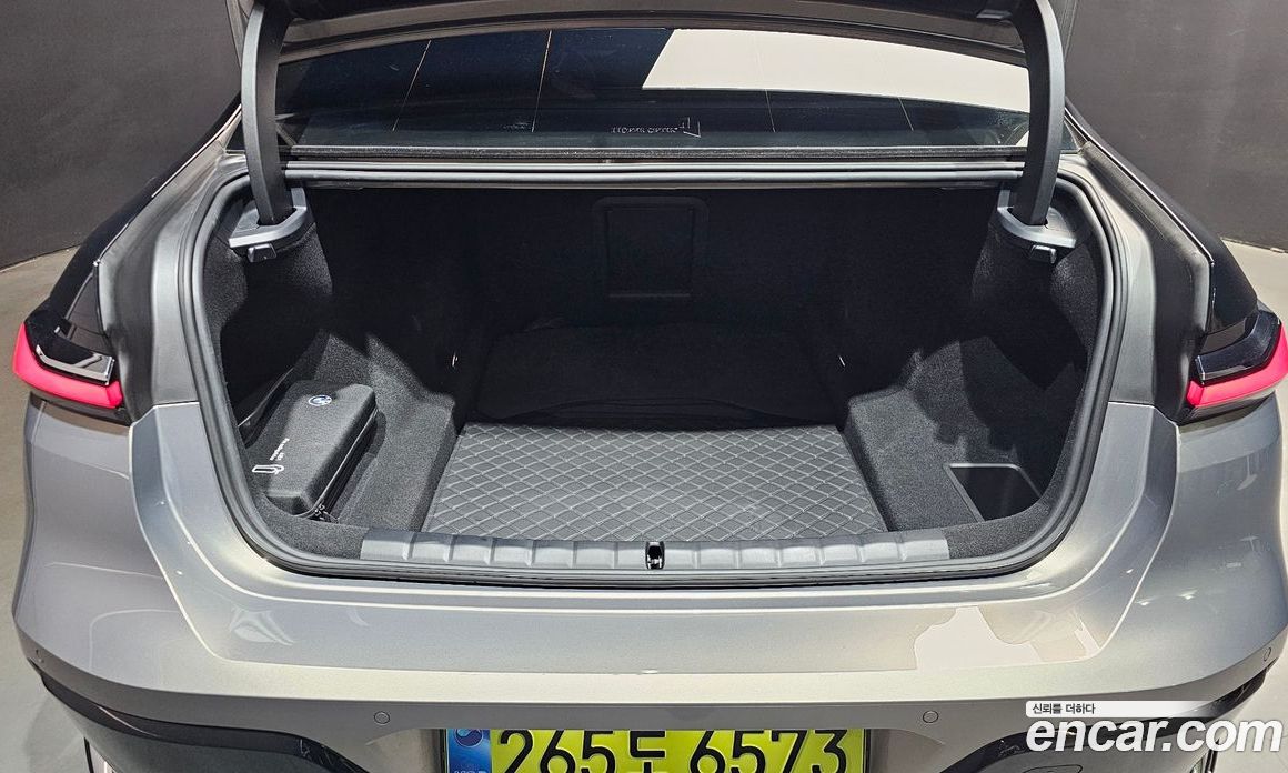 BMW 7-Series (G70) фото 31