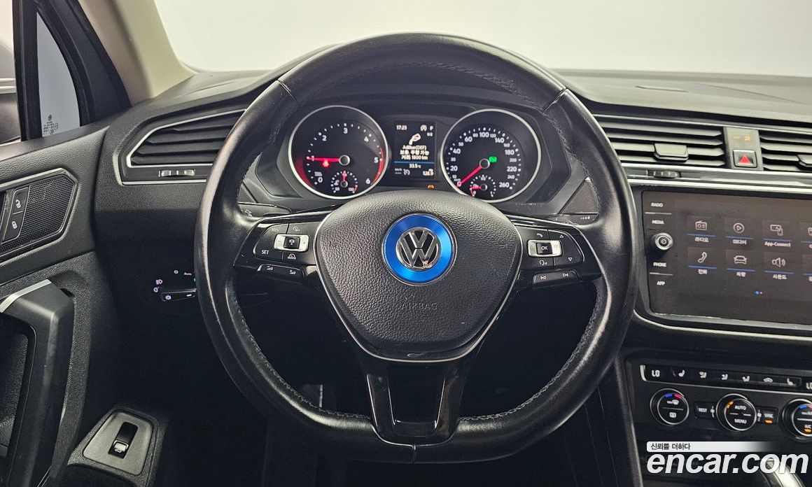 Volkswagen Tiguan 2nd Gen фото 13