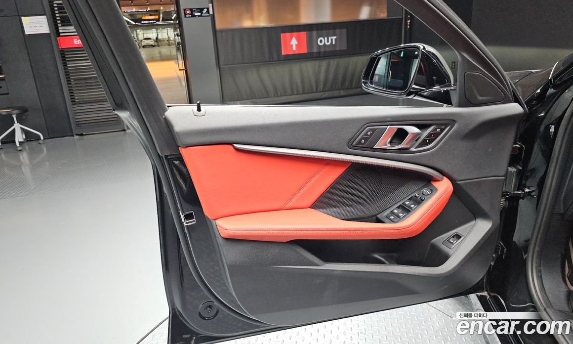 BMW 1-Series (F40) фото 24