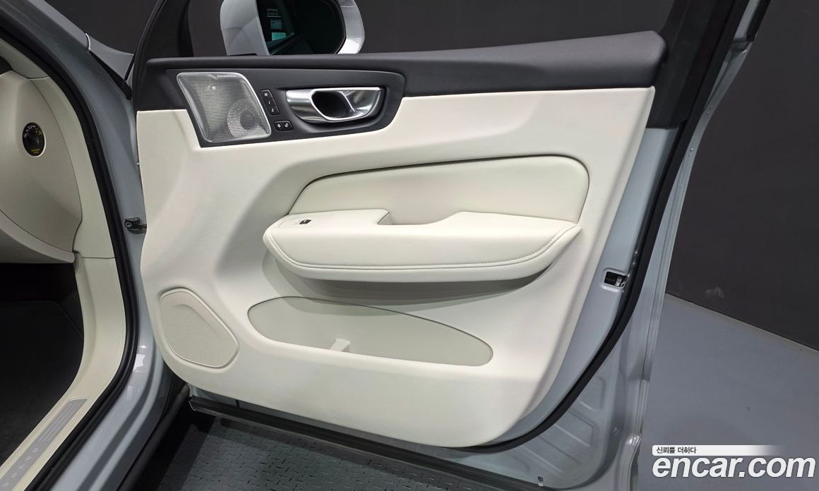 Volvo XC60 2nd Gen фото 24